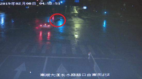 ?#22025;?#32769;罗闯红灯被撞。 嘉兴公安供图