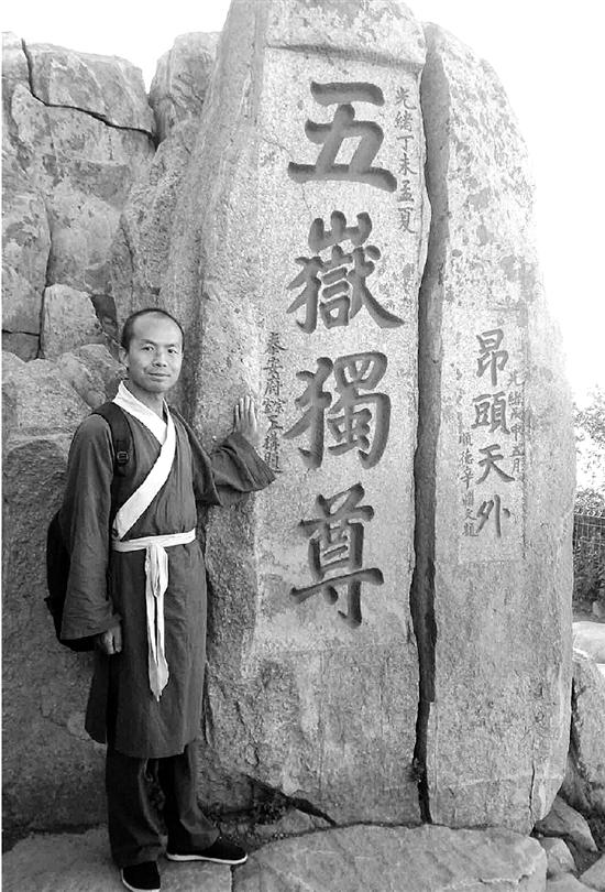 穿着汉服的雷海为