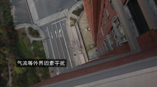 那在苹果砸中女婴的那一瞬间,有多少外力呢?