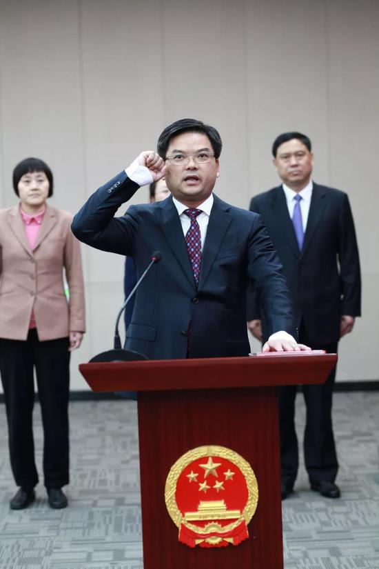 会上向李志龙颁发了任命书,并举行了宪法宣誓仪式。