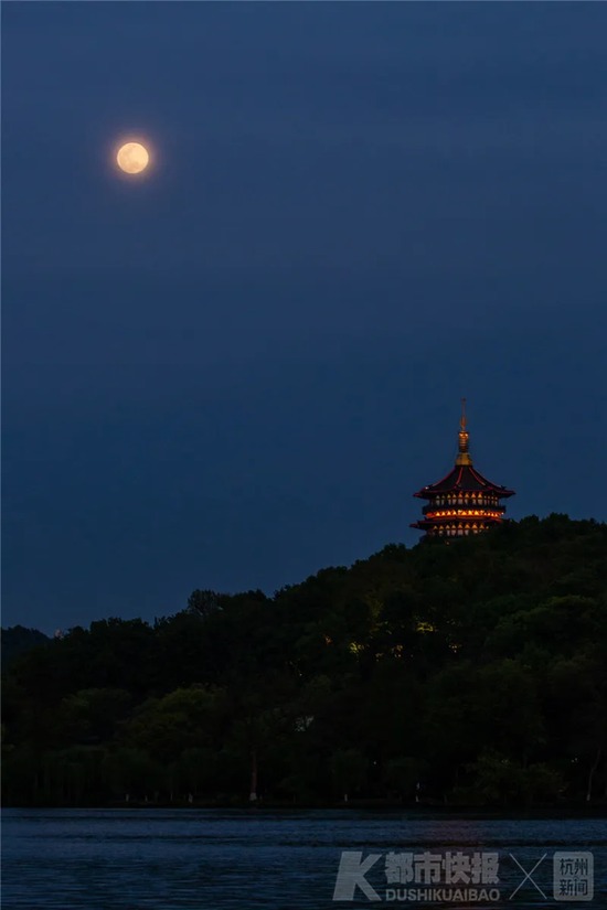 今晚6点多,“超级月亮”在西湖上空升起,与雷峰塔交相辉映。首席记者 陈中秋 摄