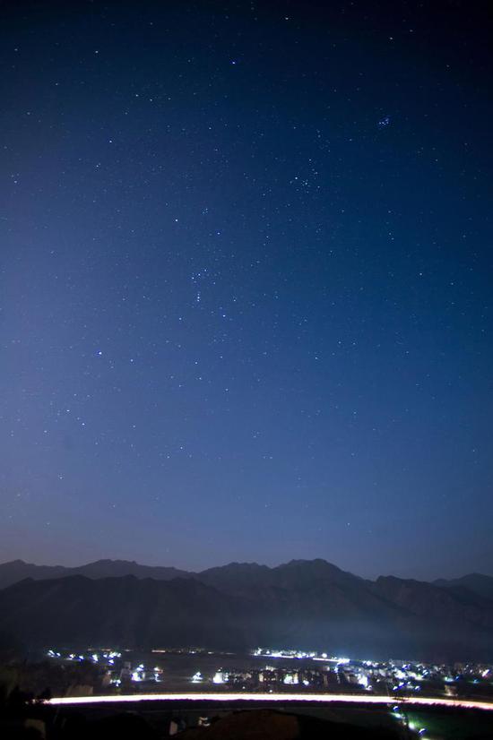 (离开之前,记者用相机定格下了杨林站如画般的星空 本报记者 吴崇远/摄)