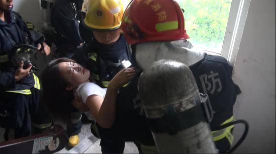 女子获救