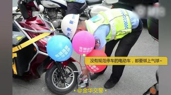 交警正在给违规车辆系上“警示气球”。视频截图