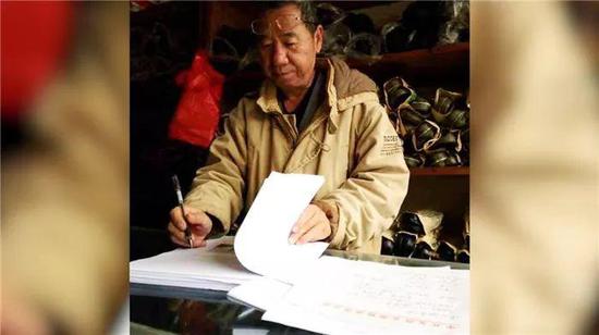 | 图为张坤开劳保用品店期间在记录民间故事,由张坤提供