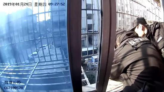 ?#22025;?#27665;警施救。 嘉善公安供图