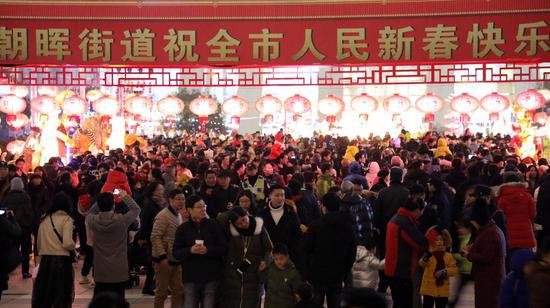 图为:现场市民摩肩接踵。柱子(通?#23545;保?#25668;