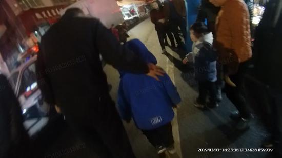 民警将小男孩送回了家 奚金燕 摄