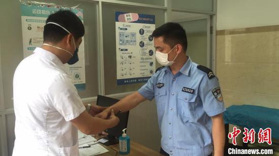 被强行送到医院接受治疗 季晨曦 摄