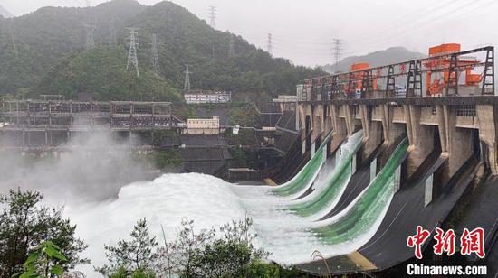 泄洪时的新安江水库。（资料图） 钱晨菲 摄