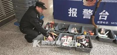 民警在清点查获的违禁物品。快报资料图