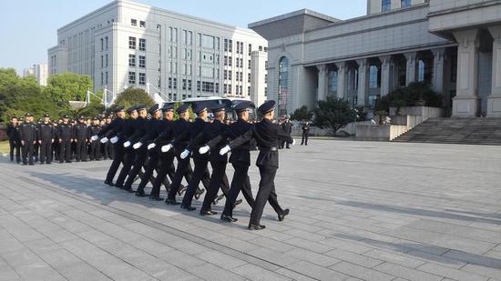 东阳公安局长参与队列训练加强作风建设