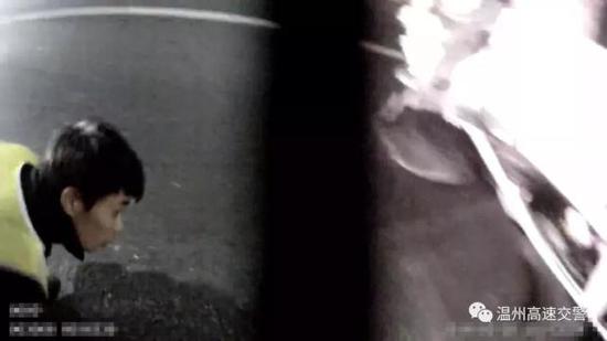 民警在现场360°全方位找人