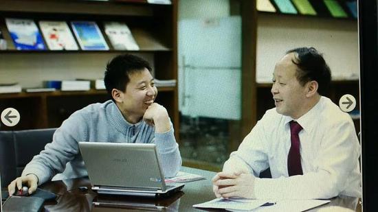 做调查记者时,采访著名律师陈有西