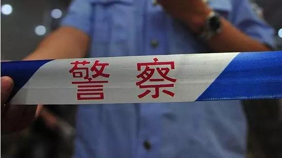 处警民警和队员迅速将张芷某控制,将其和王某、张思某一起传唤至派出所。