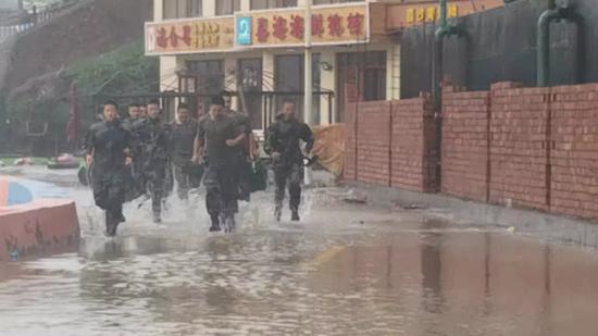 舟山嵊泗枸杞多处积水塌方 紧急转移被困人员