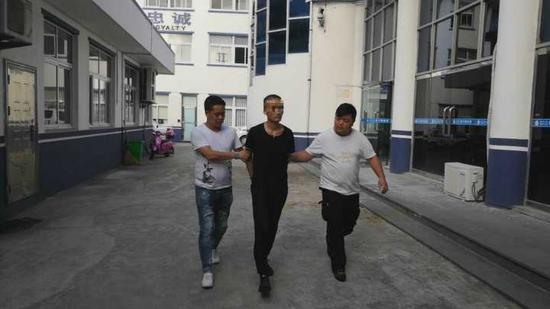 台州1小伙夜盗8辆豪车倒车镜镜片 账户汇款后