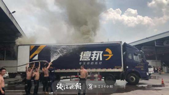 (消防人员赶到之前,员工已经展开自救。)
