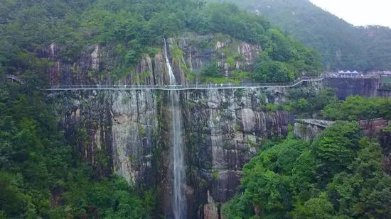 天台龙川峡景区推出的全国首个3D环瀑玻璃栈道