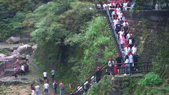 天台龙川峡景区推出的全国首个3D环瀑玻璃栈道
