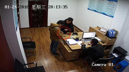 (图说,考试前一天晚上杨某在教练办公室调试作弊设备)