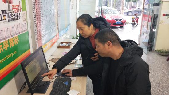 图为:包利华夫妇。桐乡宣传部供图