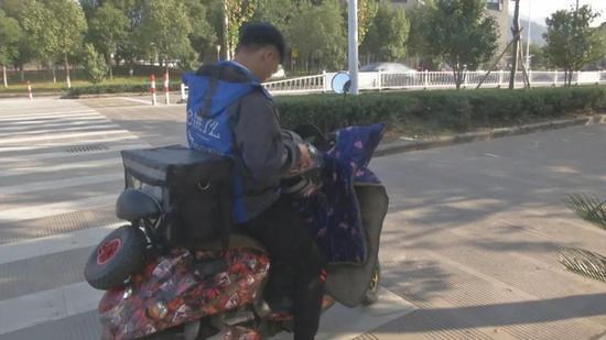 图为:热心的外卖小哥工作场景 三门县委宣传部供图