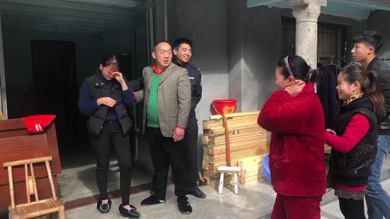 时隔24年的团聚 。 乐清警方供图