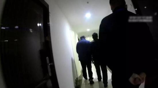 警方抓捕嫌疑人
