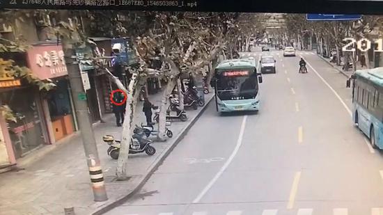 监控截图:司机下车找到老太太 诸暨市城中派出所供图