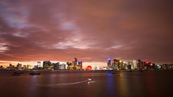 夜幕降临前,流光溢彩的钱江新城