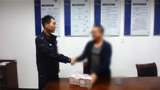 图为受害人向民警表示感谢 奉化公安供图