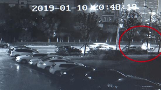 ?#22025;?#32769;罗的老伴朱阿姨逆行被撞。 嘉兴公安供图