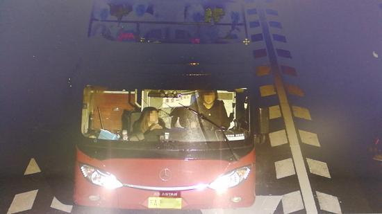 图为:高速甩客的长途大巴车。高速交警台州支队供图