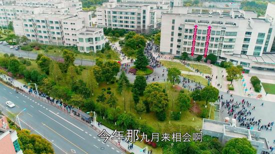 春雨下连绵,福降这钱塘边,好一个俊青年,博学求实本领练,