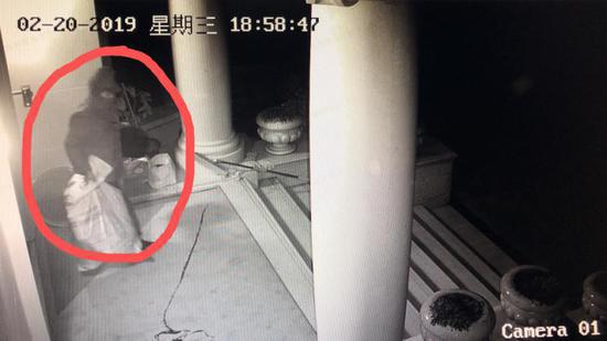 保姆钱某先后从里面拿出三袋东西 奚金燕 摄