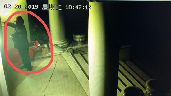 已被解雇的保姆钱某居然出现在胡老板的家里 奚金燕 摄