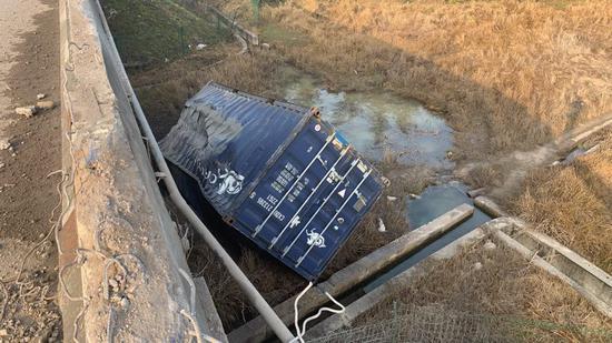 一个货柜已经“飞”出高速公路。金华高速交警提供