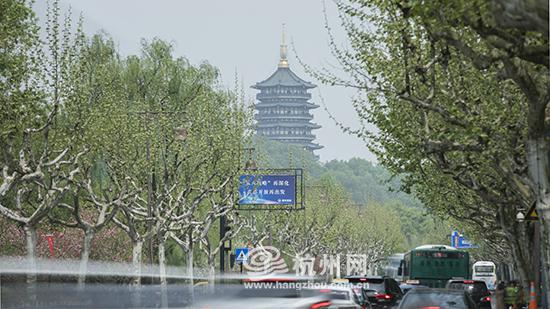 站在太子湾公园门口望雷峰塔