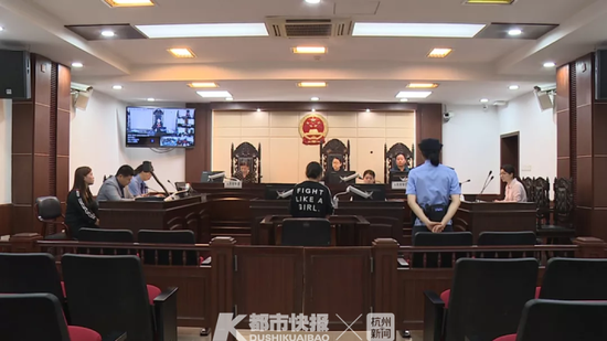 庭审 通讯员 图