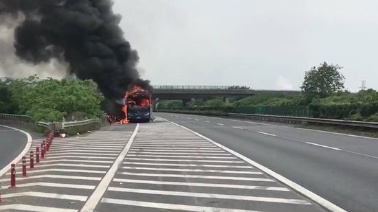 大巴车起火 金立 摄