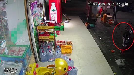 监控中,正在作案的汪某 海宁警方供图