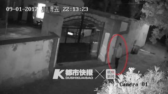 犯罪嫌疑人在门口喷油漆