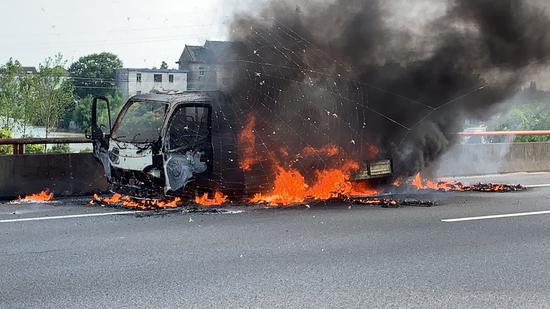 事故现场燃烧中的货车 高速交警供图