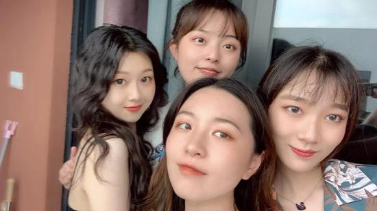 最后一排的姑娘是邢晗铭