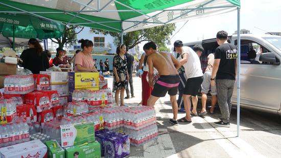 图为:8月11日下午,浙江临海市区洪水渐退,救援工作仍在有序进行。 林成