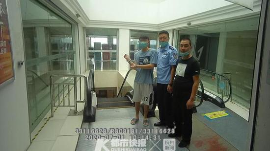 杭小伙扶手电梯上拍女孩裙底 女孩靠反光玻璃识破