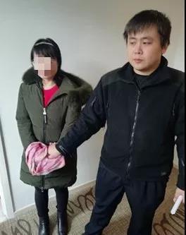 “她有正当工作,也没有前科,现在出了这事真是后悔死了。”民警说。