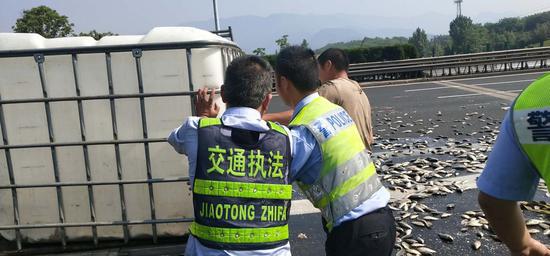 执勤人员清理路面 金华高速交警提供
