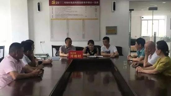 和村里签相关合同现场